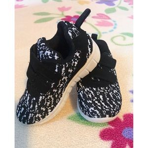 Toddler Tennis Shoes sz. 6